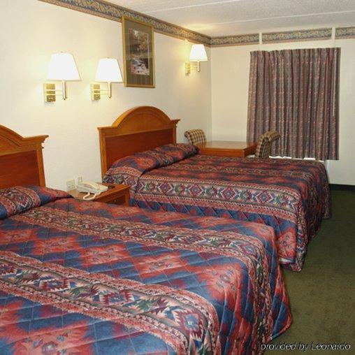 Days Inn By Wyndham Knoxville North Powell Room photo